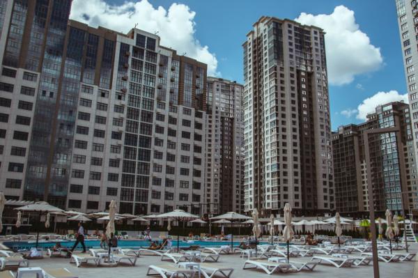 ЛЕТНЯЯ ЛАУНЖ - ЗОНА
— 5000 м2 солнца, загара, релакса и комфорта! Большой открытый бассейн с гидромассажными ваннами, бассейн для самых маленьких гостей клуба, аэролежаки и джакузи- это зона райского наслаждения. ЛЕТНЯЯ ЛАУНЖ - ЗОНА
— 5000 м2 солнца, загара, релакса и комфорта! Большой открытый бассейн с гидромассажными ваннами, бассейн для самых маленьких гостей клуба, аэролежаки и джакузи- это зона райского наслаждения.